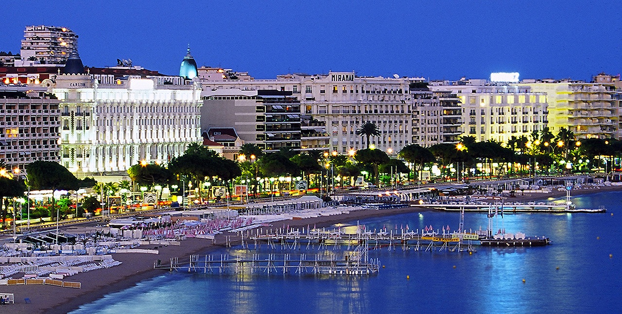 Cannes bij nacht